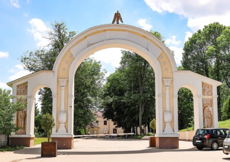 Téléchargez les photos : Arc à l'entrée de l'Académie Ostroh - en image libre de droit