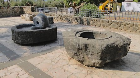 Téléchargez les photos : Meules anciennes en pierre dans Begin Park en Israël, Tabgha, Galilée - en image libre de droit