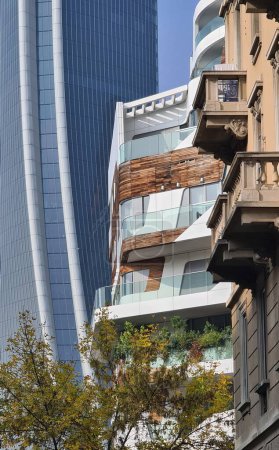 Téléchargez les photos : Milan, Italie-17 octobre 2022 : Magnifique vue sur la nouvelle résidence. Panneaux solaires. Ville de l'industrie de la mode. Architecture moderne des bâtiments résidentiels et commerciaux de City Life. - en image libre de droit