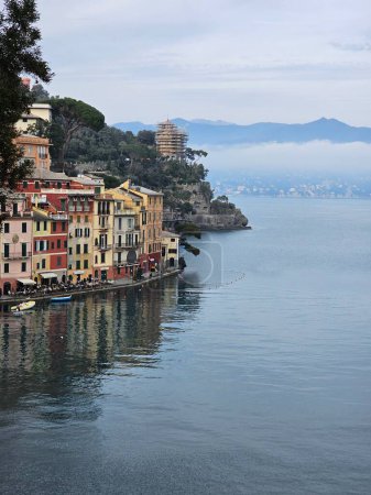 Portofino, Italien - 18. Februar 2024: Schöne Winterlandschaft aus dem Park von Portofino. Kleiner Yachthafen am Fuße des Berges mit einem schönen, bunten Häuserdorf.