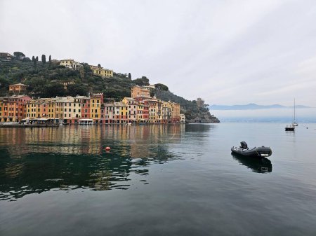 Portofino, Italien - 18. Februar 2024: Schöne Winterlandschaft aus dem Park von Portofino. Kleiner Yachthafen am Fuße des Berges mit einem schönen, bunten Häuserdorf.