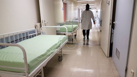 Téléchargez les photos : Lit d'hôpital couloir lit chambre patient clinique pathologique - en image libre de droit