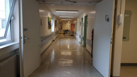Téléchargez les photos : Couloir hôpital fenêtres portes bancs pour médecine de fond - en image libre de droit