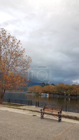 Téléchargez les photos : Ioannina ville en saison hivernale avec plataniers jaunes à côté du lac bateaux pamvotis sur le quai Grèce du nord - en image libre de droit