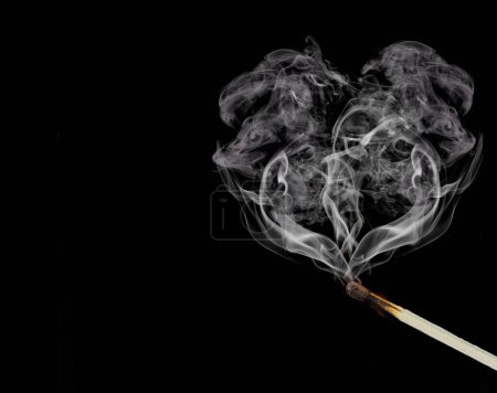 Téléchargez les photos : Amour fumée valentines jour match brûler allumé allumé et fumée arrière-plan espace pour votre texte - en image libre de droit