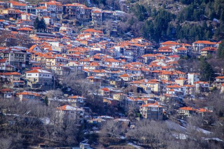 Foto de Metsovo city greece houses homes in tourist restort on mountain pindos of ionnina perfecture - Imagen libre de derechos