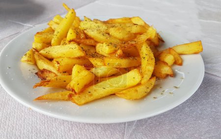 patatas fritas plato vista superior con sal y orégano colores vivos aislados lado de fondo