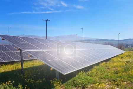 Foto de Paneles solares electricidad sostenibilidad energía cielo día soleado sol células - Imagen libre de derechos