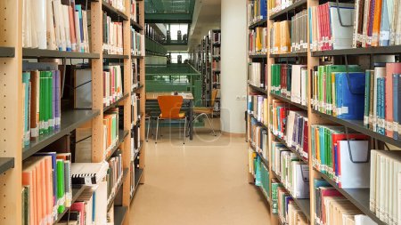 Téléchargez les photos : Bibliothèque livres universitaires, beaucoup sur les étagères école d'éducation apprendre pour fond bibliothèque - en image libre de droit