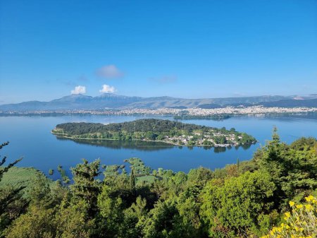Téléchargez les photos : Ioannina ou giannena ville panorama lac pamvotis et montagne olitsika dans la saison de printemps Grèce - en image libre de droit