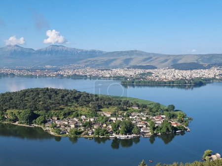 ioannina o giannena ciudad panorama lago pamvotis y montaña olitsika en primavera temporada greece 