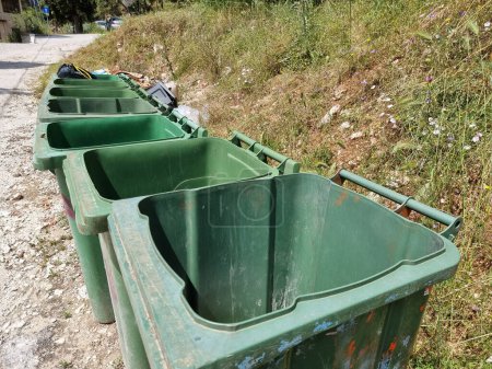 Téléchargez les photos : Poubelle poubelle poubelle poubelle poubelle poubelle plastique jetée vide - en image libre de droit
