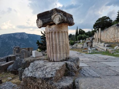 Téléchargez les photos : Delphes grec acanthe colonne avec danceres femmes antique grec soir nuages été - en image libre de droit