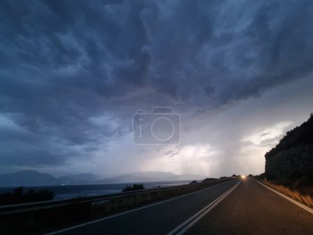 Téléchargez les photos : Route de pluie dans la tempête du soir mauvais temps Voyage tornade - en image libre de droit