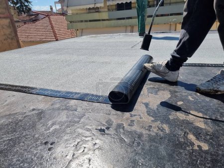 Foto de Asfalto terraza aislamiento impermeable instalación trabajo en el techo de un edificio de mantenimiento - Imagen libre de derechos