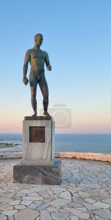 Foto de Skyros o skiros isla estatua del poeta inglés Rubert brooke en la hora del atardecer griego - Imagen libre de derechos