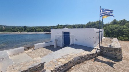 Téléchargez les photos : Skyros ou skiros kyra panagia église au bord de la mer et plage Grèce - en image libre de droit