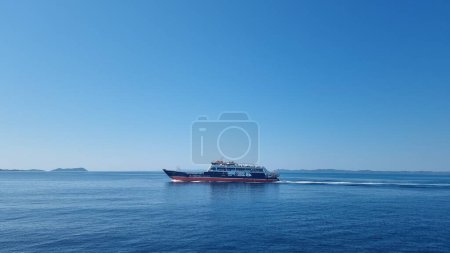 Téléchargez les photos : Voilier grec voilier mer bleue entre igoumenitsa et corfou en été journée ensoleillée - en image libre de droit
