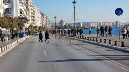 Téléchargez les photos : Salonica ou thessaloniki tour blanche rue près de aristotelous carré grec - en image libre de droit