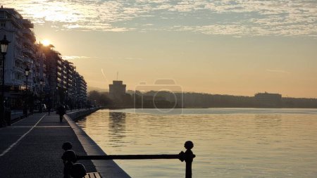 Téléchargez les photos : Thessaloniki ou salonica au lever du soleil heure mer quai soleil en grec - en image libre de droit