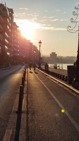 Téléchargez les photos : Thessaloniki ou salonica au lever du soleil heure mer quai soleil en grec - en image libre de droit