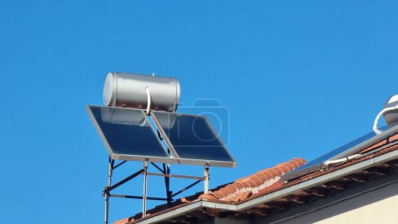 Téléchargez les photos : Chauffe-eau solaire isolé économie d'énergie innovation - en image libre de droit