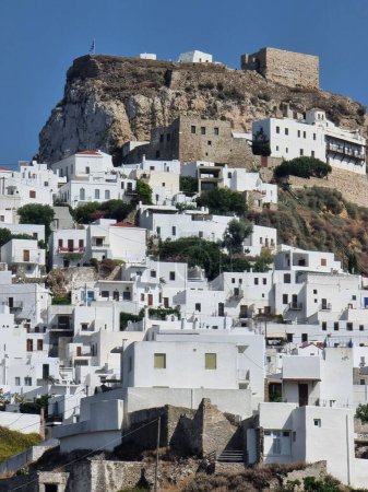 skiros o skyros griego iisland chora ciudad en la cima de la colina desde el lado oeste en Grecia de verano