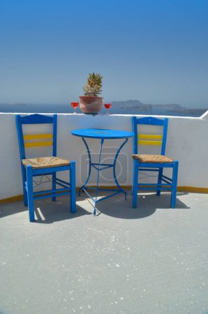 Téléchargez les photos : Santorini oia ville grreece vue sur la mer été destination touristique charis tables chaises longues gagner - en image libre de droit