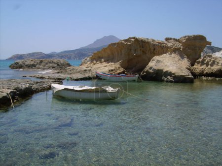 milos île grecque sarakiniko plage rocheuse en saison estivale