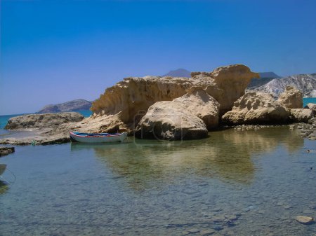 milos île grecque sarakiniko plage rocheuse en saison estivale