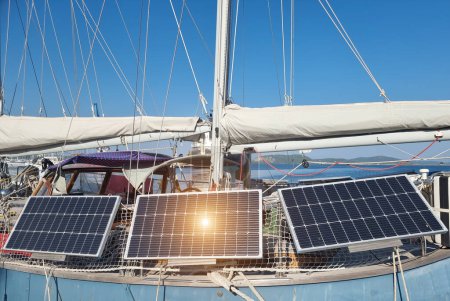 Téléchargez les photos : Panneaux solaires et soleil sur voilier électricité mer bleu soleil altenative durable - en image libre de droit