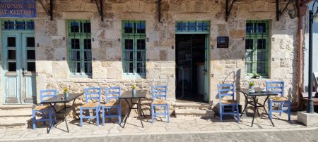 Gebäude altes Restaurant aus Stein im Dorf parakalamos Griechenland