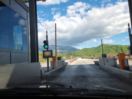 Téléchargez les photos : Station de péage dans la rue egnatia en Grèce ioannina autoroute de la ville - en image libre de droit