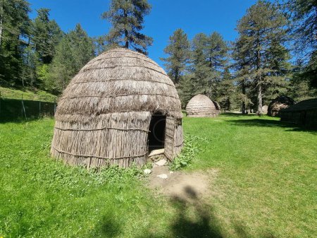 Hütten in ioannina gifrokampos Bereich, aus Stroh von Schafhaltern Nomaden namens sarakatsani in Griechenland hergestellt