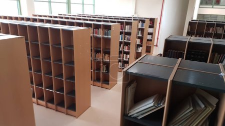 Bücherregal in der Universität leer und voller Bücher Wissenschaft