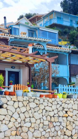 Foto de Agios nikitas pueblo griego complejo turístico en lekfada isla griega vacaciones de verano - Imagen libre de derechos