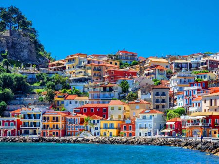 Foto de Parga griega verano turístico casas colores mar puerto playa en primavera - Imagen libre de derechos