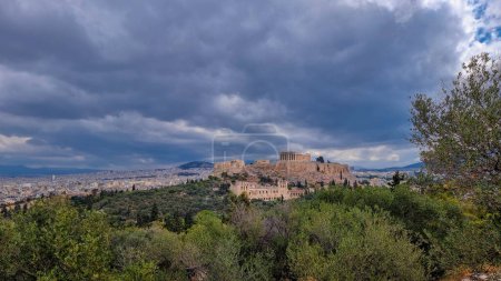 athens parthenon en el tiempo nublado griego en primavera