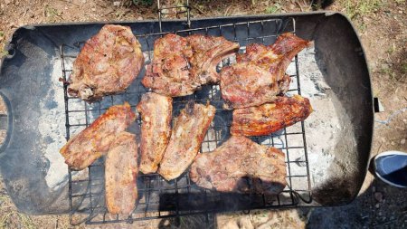 Foto de Souvlakia suvlakia carne comida griega en carbones tostados y humo - Imagen libre de derechos
