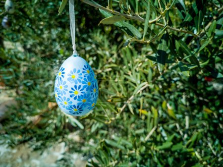 Téléchargez les photos : Easter Eggs on the trees. Traditional bulgarian national decoration for Easter. High quality photo - en image libre de droit