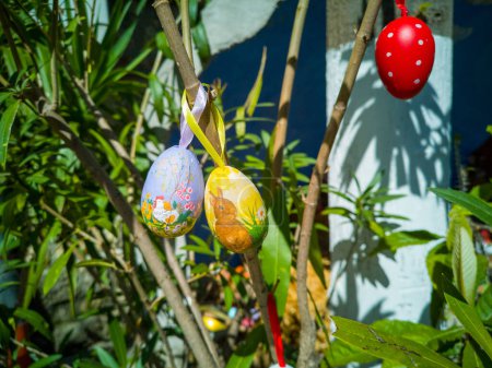 Téléchargez les photos : Œufs de Pâques sur les arbres. Décoration nationale bulgare traditionnelle pour Pâques. Bulgarie, Nesebar, - en image libre de droit