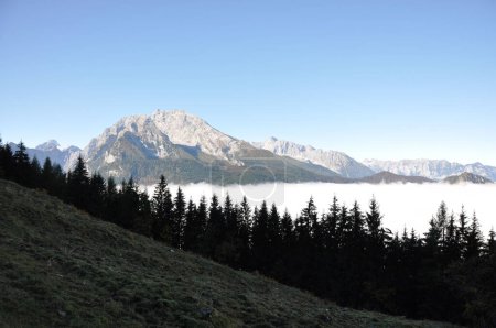 Téléchargez les photos : Montagnes de Berchtesgadener Land, Alpes bavaroises, immergées dans les nuages. - en image libre de droit