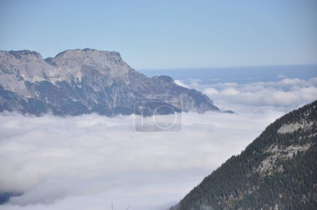Téléchargez les photos : Montagnes de Berchtesgadener Land, Alpes bavaroises, immergées dans les nuages. - en image libre de droit