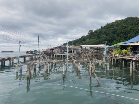 Téléchargez les photos : Village de pêcheurs en Thaïlande, île de Ko kut, maison d'échasses sur mer et forêt tropicale - en image libre de droit