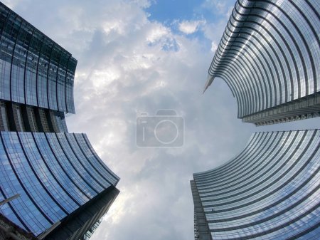 Téléchargez les photos : Milano, quartier d'Isola, bâtiment commercial - en image libre de droit