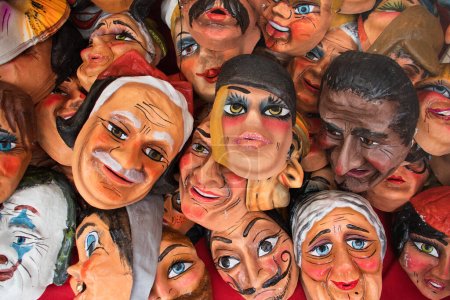 Cuenca, Ecuado. Máscaras divertidas, cómicas y políticas a la venta en el mercado callejero para que los muñecos Monigotes o Paper Mache se quemen para celebrar la víspera de Año Nuevo