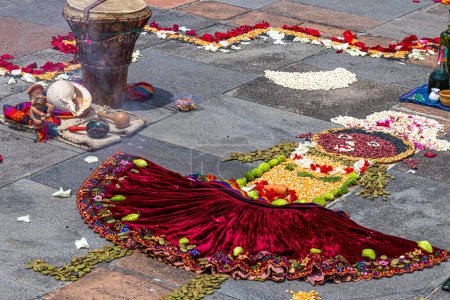Detalles del ritual aborigen de los pueblos indígenas de los Andes. Cruz Andina, Chakana o Ceremonia en homenaje a la Pachamama (Madre Tierra) hecha de plantas, alimentos, semillas. Ecuador