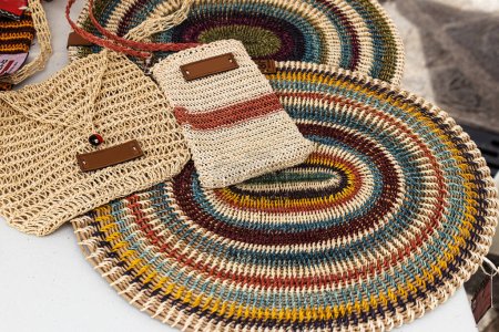 Foto de Bolsas, manteles hechos de fibra natural (palma de Chambira) - artesanía tradicional de Huaorani (Waorani) Pueblos indígenas de la región amazónica de Ecuador - Imagen libre de derechos