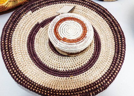 Foto de Alfombra y cesta hechas de fibra natural (palma de Chambira) - artesanía tradicional de Huaorani (Waorani) Pueblos indígenas de la región amazónica de Ecuador - Imagen libre de derechos