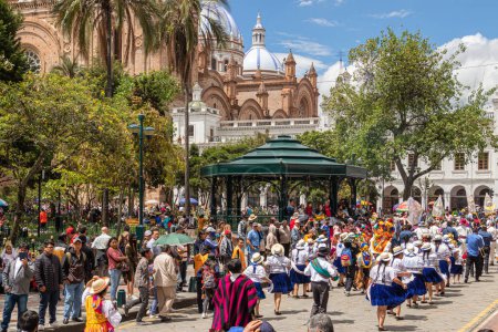Foto de Cuenca, Ecuador - 14 de enero de 2023: Gran desfile "Pase del Nio Viajero". Un grupo de bailarines folclóricos de la provincia de Azuay en colorido vestido tradicional en el centro histórico de Cuenca - Imagen libre de derechos